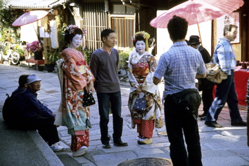 Geishas at Kiyomizu-dera